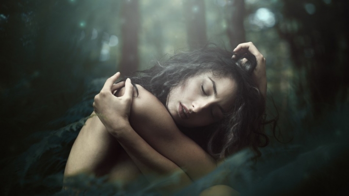 relatie vrouwelijke en mannelijke hormonen vrouw in bos