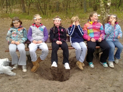 Reik voor kinderen met lepel op voorhoofd