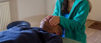 Reiki Practitioner Opleiding met handoplegging vrouw bij man