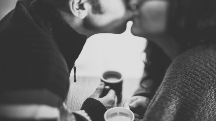 vreemdgaan een man en vrouw die zoenen